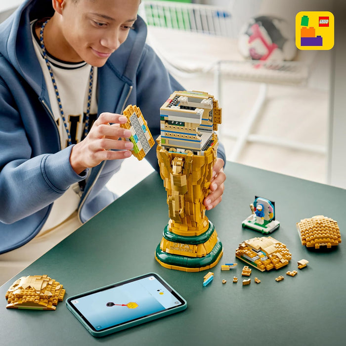 LEGO EDITIONS TROFEO OFICIAL DE LA COPA MUNDIAL DE LA FIFA 43020; REPLICA A TAMAÑO REAL; REGALO PARA AFICIONADOS DEL FUTBOL; 12+ 2842 FIFA 2025 GRADO A