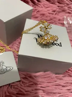 Collar Mini con Diseño de Saturno en Relieve | Grado B