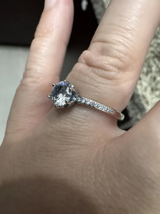 Anillo de Compromiso con Corona Brillante Color Plateado | Grado B