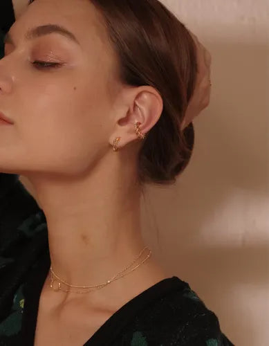 Aretes Colgantes con Diseño de Cono 4D Color Dorado | Grado B