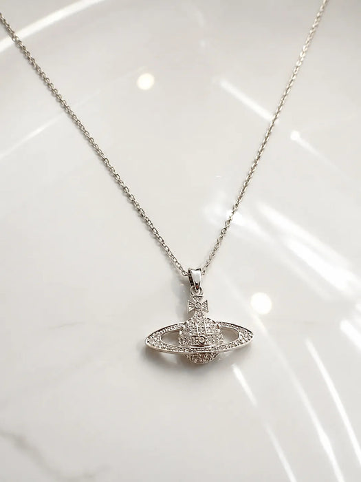 Collar Mini con Diseño de Saturno en Relieve | Grado B