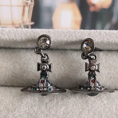 Aretes Clásicos de Saturno con Clavos | Grado B