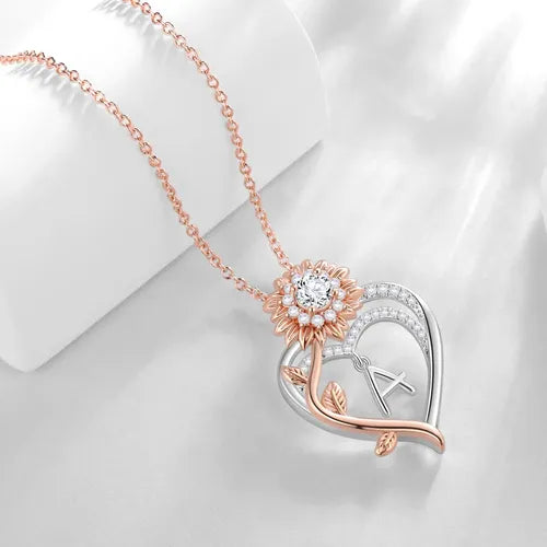 Collar con Dije de Inicial y Corazón Color Dorado | Grado B