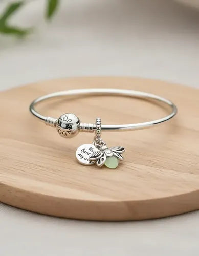 Set de Pulsera con Dije de Luciérnaga que Brilla en la Oscuridad Color Plateado | Grado B