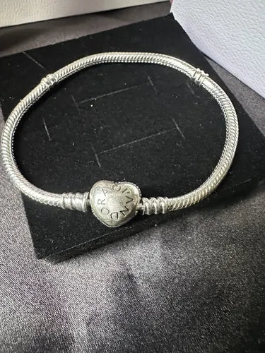 Pulsera con Cierre de Corazón Pavé Color Plateado | Grado B