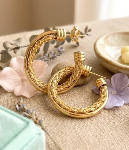 Arracadas Finas de Moda Color Dorado con Regalo Incluido | Grado B