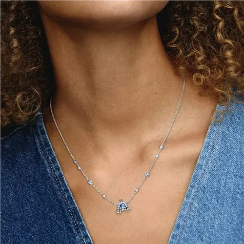 COLLAR DE COLOR PLATEADO CON CALABAZA AZUL UN DISEÑO MÁGICO