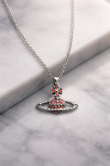 Collar Mini con Diseño de Saturno en Relieve | Grado B
