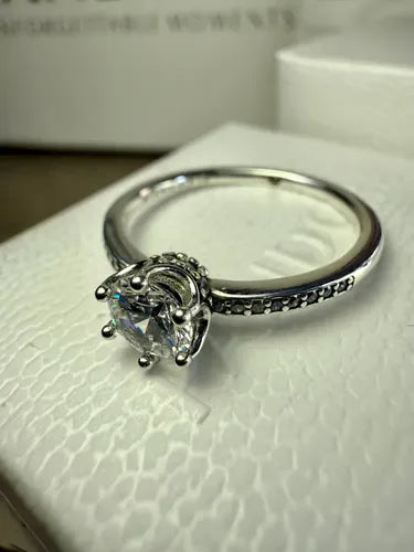 Anillo de Compromiso con Corona Brillante Color Plateado | Grado B