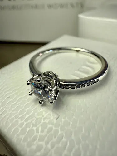 Anillo Solitario de Corona con Cristal Color Plateado | Grado B