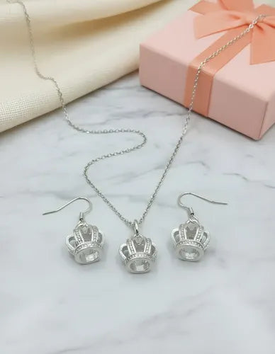 Conjunto de Collar y Aretes de Corona Color Plateado | Grado B