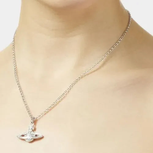 Collar Mini con Diseño de Saturno en Relieve | Grado B