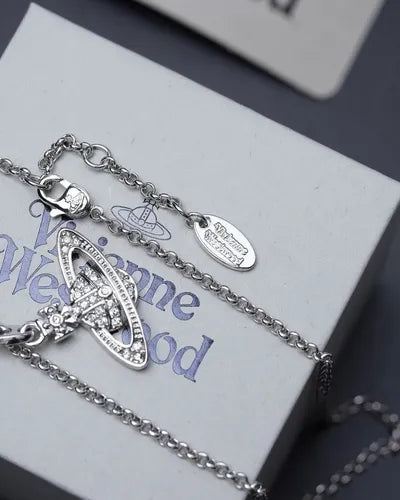 Collar Mini con Diseño de Saturno en Relieve | Grado B