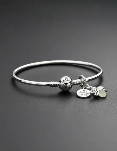 Set de Pulsera con Dije de Luciérnaga que Brilla en la Oscuridad Color Plateado | Grado B