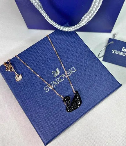 Collar de Cisne Pequeño con Cristales Negros y Kit de Regalo | Grado B