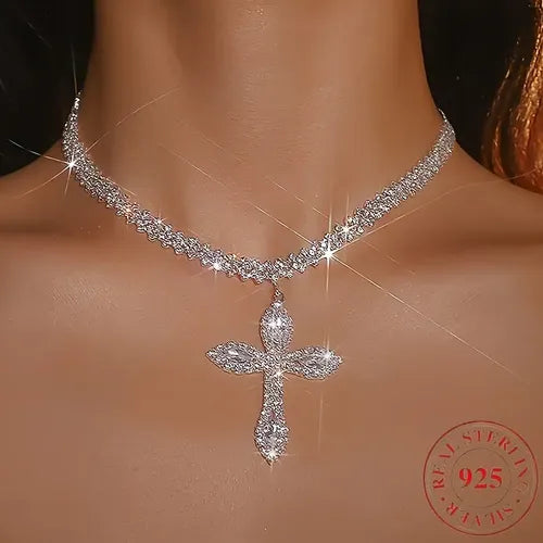 Collar con Dije de Cruz y Circonita Corte Pétalo | Grado B