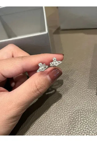 Aretes Clásicos de Saturno con Clavos | Grado B