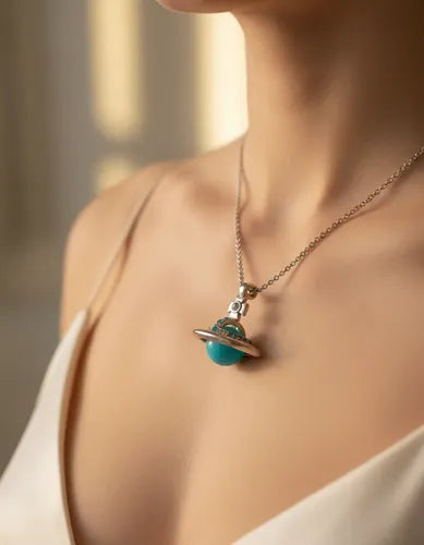 Collar de Saturno con Acabado Metálico | Grado B