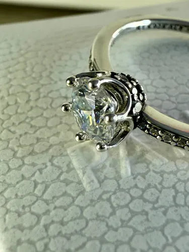 Anillo Corona con Piedra Color Plateado