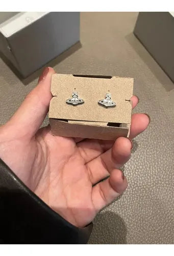 Aretes Clásicos de Saturno con Clavos | Grado B