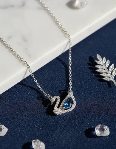 Collar de Cisne Azul con Diseño Icónico | Grado B