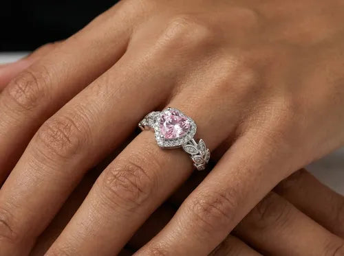 Anillo Corazón con Gema Rosa Ajustable Color Plateado