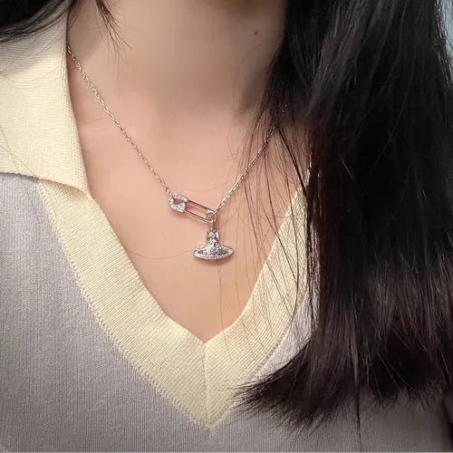 Collar de Saturno con Acabado Metálico | Grado B