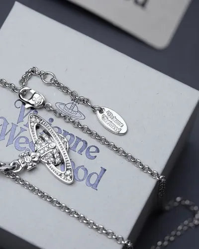 Collar de Saturno con Acabado Metálico | Grado B