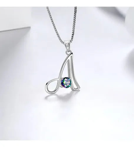 Collar con Dije de Inicial Color Plateado Disponible en 26 Letras | Grado B