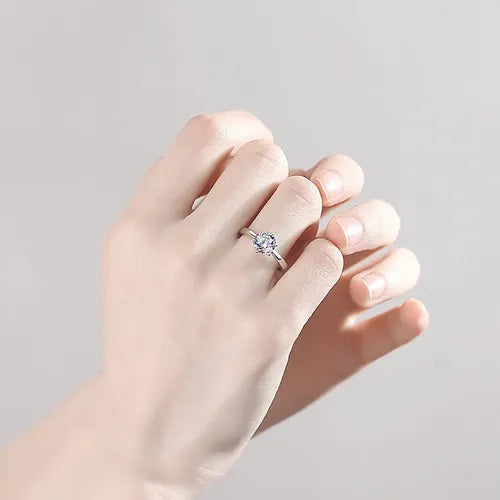 Anillo de Compromiso con Piedra Moissanita Color Plateado | Grado B