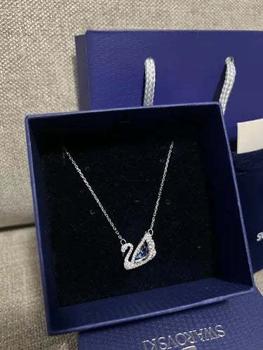 Collar de Cisne Azul con Diseño Icónico | Grado B
