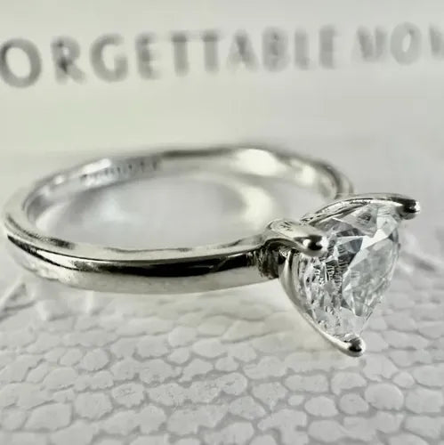 Anillo de Compromiso con Corazón Brillante Color Plateado | Grado B