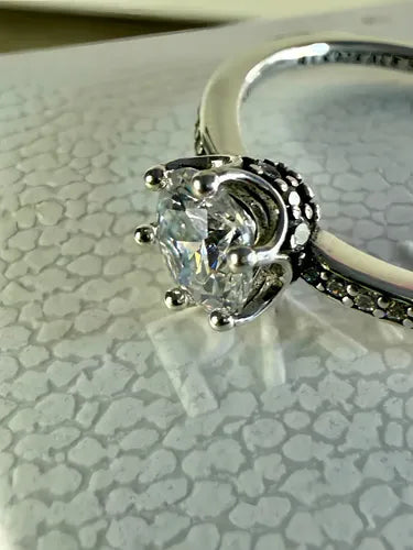 Anillo de Compromiso con Corona Brillante Color Plateado | Grado B