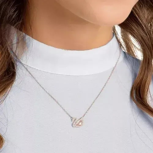 Collar Icónico de Vidrio con Diseño de Cisne Color Dorado Rosa | Grado B