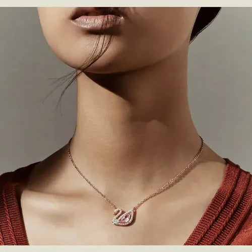 Collar Edición Aniversario Cisne Rosa | Grado B