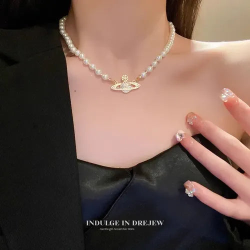 Collar Saturno de Perlas Blancas | Grado B