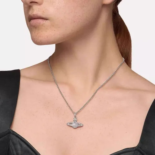 Collar Mini con Diseño de Saturno en Relieve | Grado B