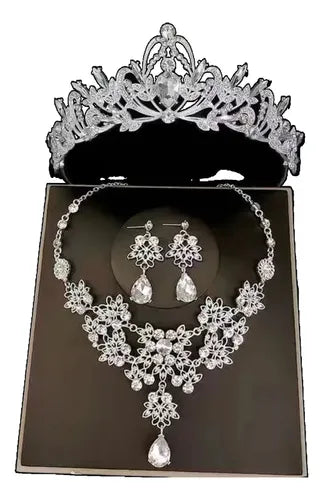 Conjunto de Collar y Aretes de Corona Color Plateado | Grado B