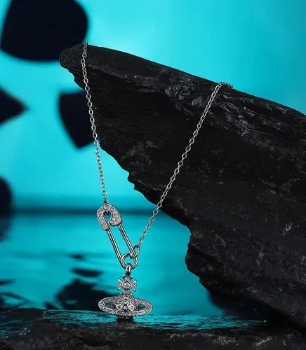 Collar de Saturno con Acabado Metálico | Grado B