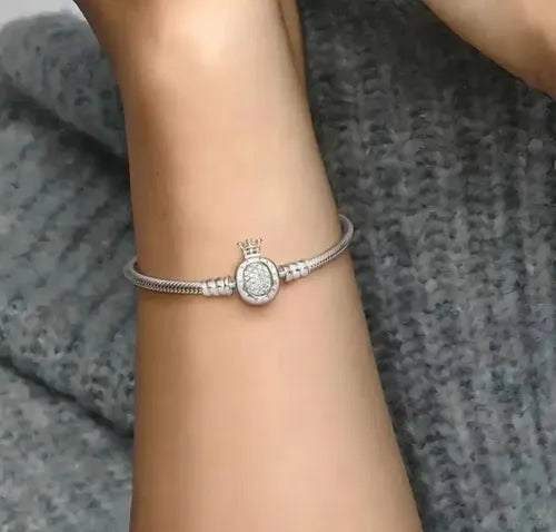 Pulsera con Broche de Corona Color Plateado | Grado B