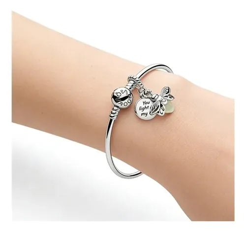 Set de Pulsera con Dije de Luciérnaga que Brilla en la Oscuridad Color Plateado | Grado B