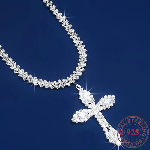 Collar con Dije de Cruz y Circonita Corte Pétalo | Grado B