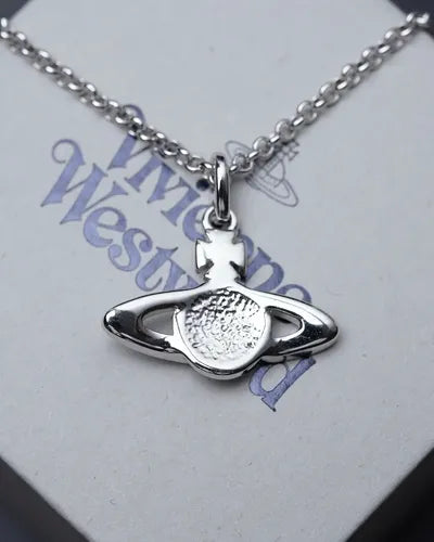 Collar Mini con Diseño de Saturno en Relieve | Grado B