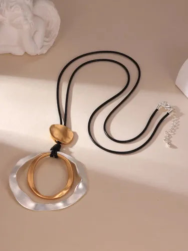 Collar con Dijes de Doble Anillo Color Dorado | Grado B