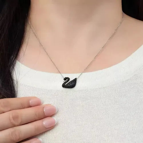 Collar Icónico de Vidrio con Diseño de Cisne | Grado B