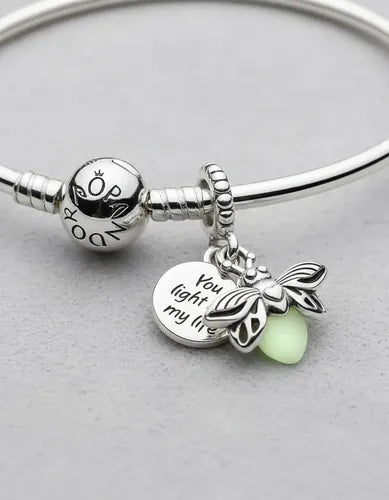 Set de Pulsera con Dije de Luciérnaga que Brilla en la Oscuridad Color Plateado | Grado B