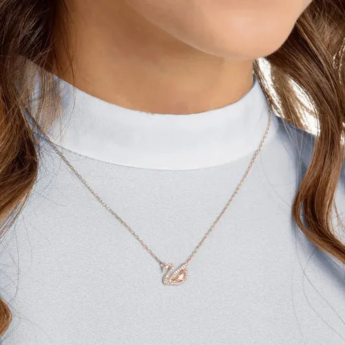 Collar Icónico de Vidrio con Diseño de Cisne | Grado B
