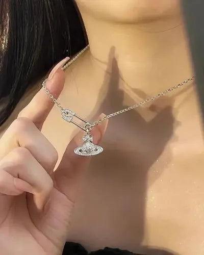 Collar de Saturno con Acabado Metálico | Grado B