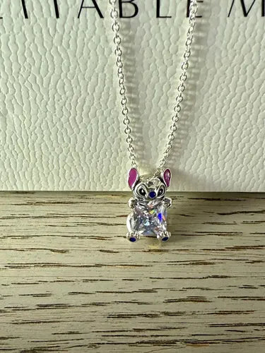 Collar Brillante con Dije de Personaje Color Plateado | Grado B
