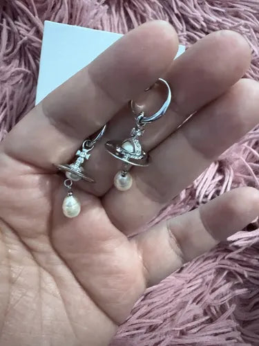 Aretes Clásicos de Saturno con Clavos | Grado B